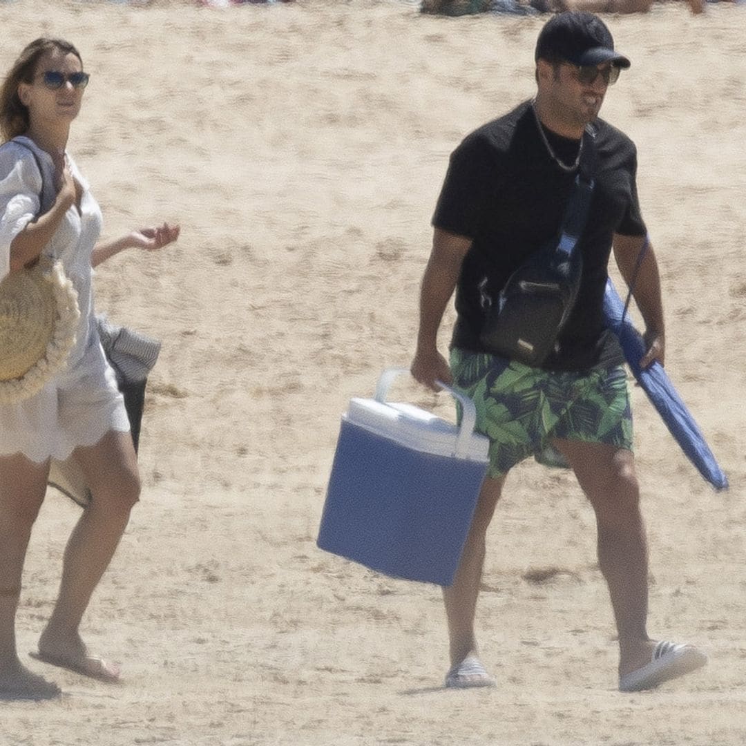 David Bustamante y Yana Olina, con nevera y sombrilla en mano, se escapan a Tarifa en su quinto aniversario