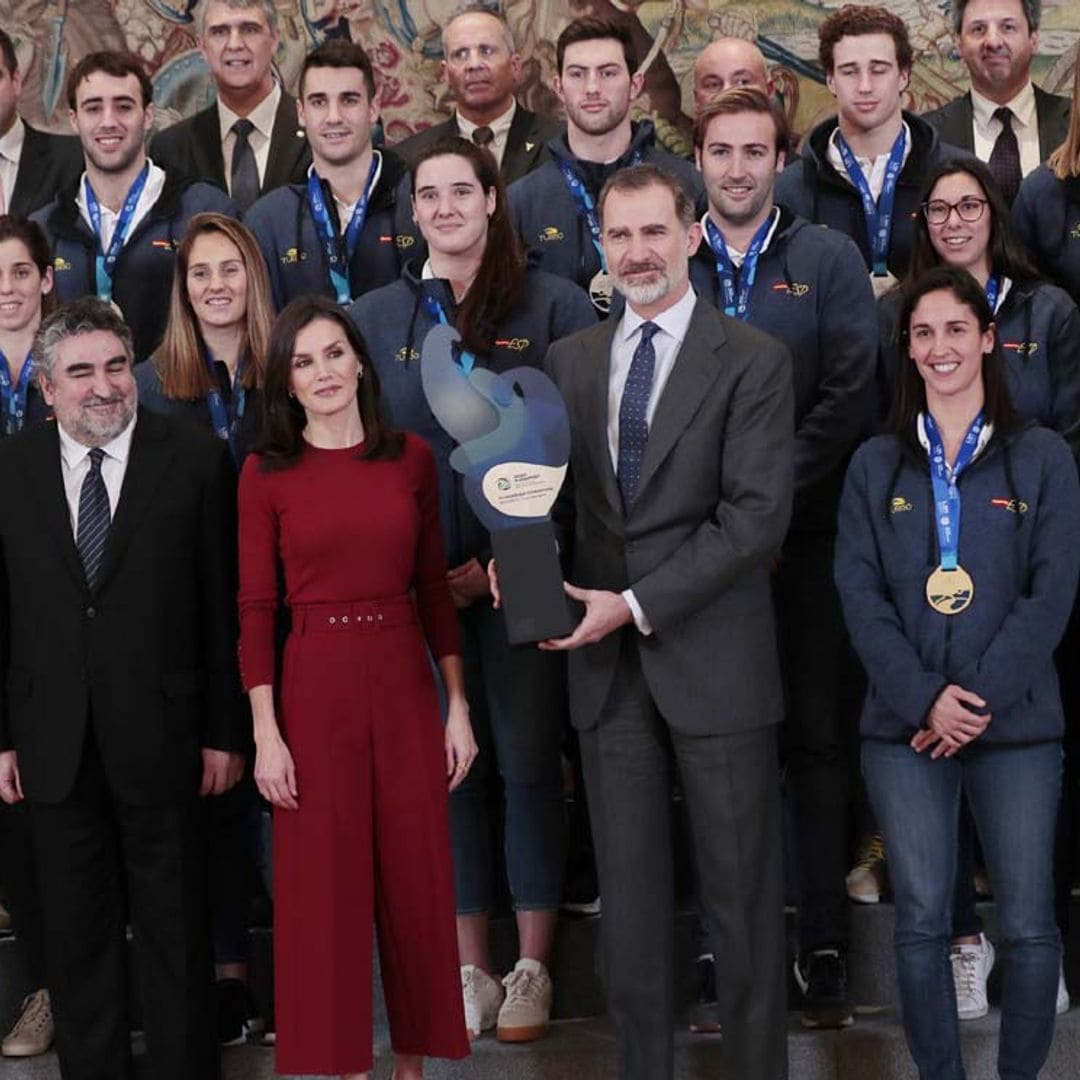 Un espontáneo 'selfie' y dos originales regalos en el encuentro de los Reyes con la Selección de Waterpolo