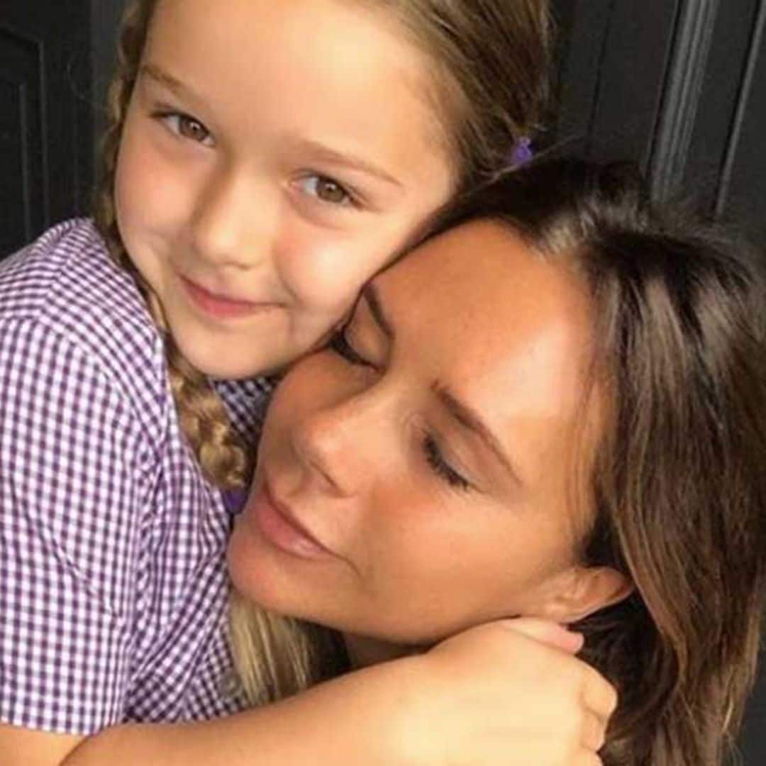 Combina la mascarilla de tus hijos con su uniforme como ha hecho Victoria con Harper Beckham