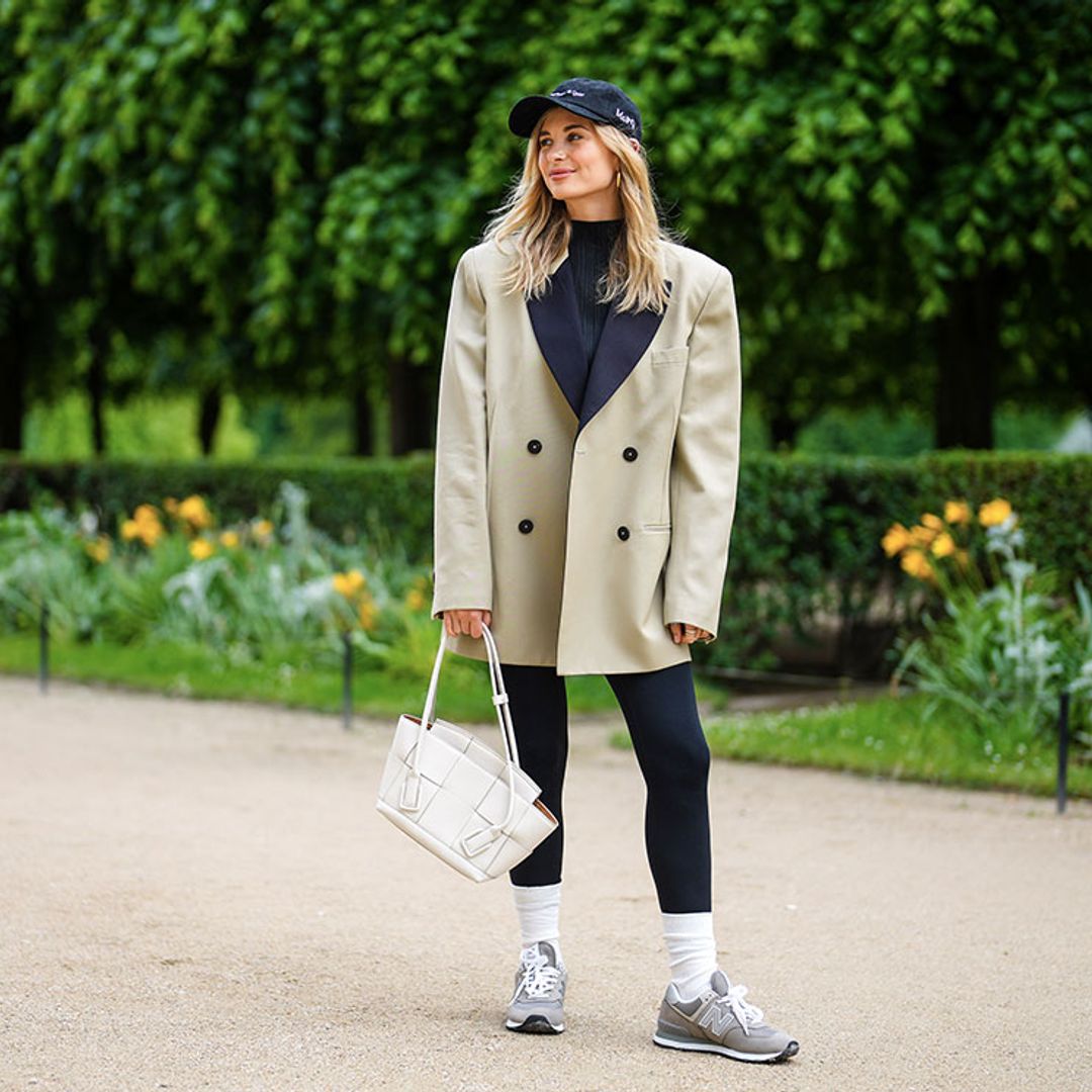 Apuesta por la comodidad con las 10 zapatillas que combinan (también) con faldas y vestidos