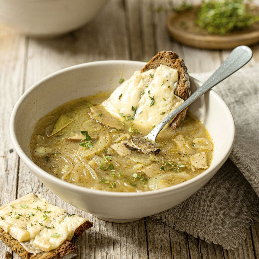 Sopa de cebolla con boletus