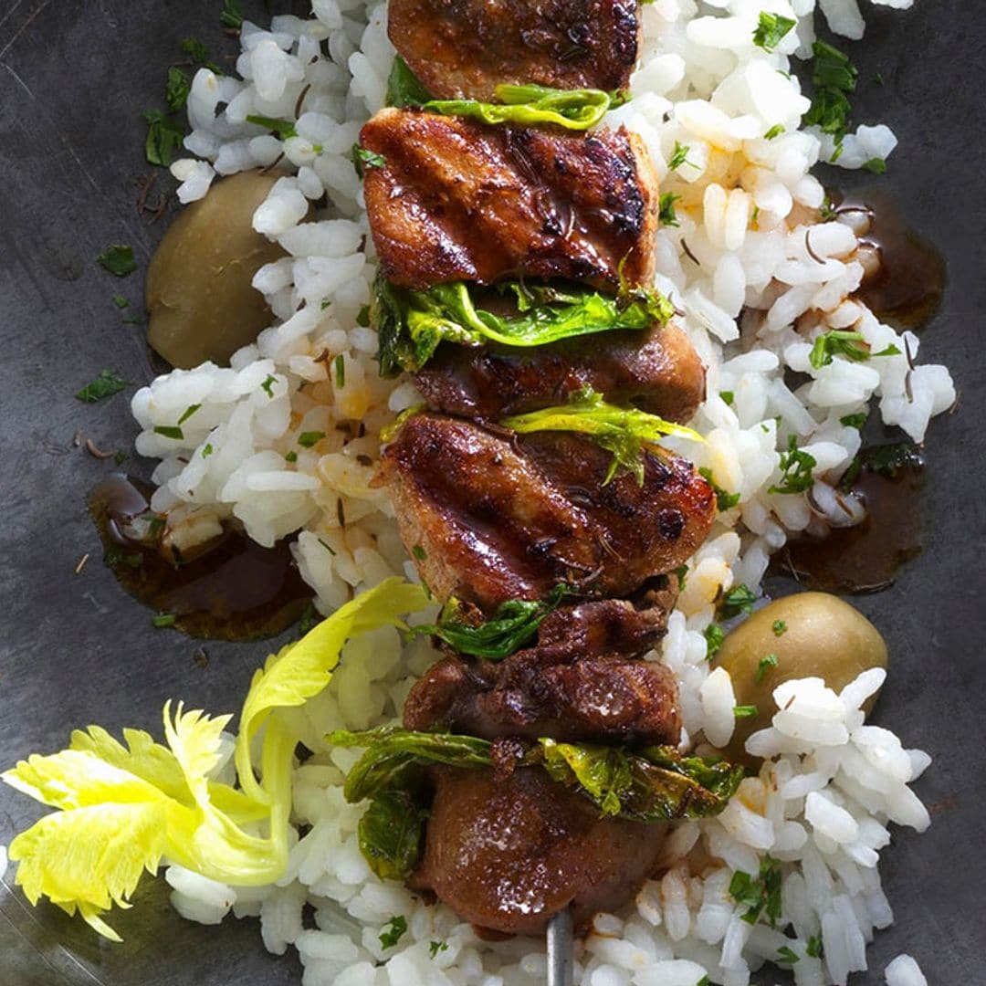 Brochetas de cerdo marinado con arroz salteado