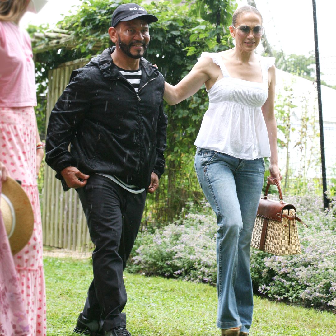 Jennifer Lopez y Benny Medina en Los Hamptons el 13 de julio de 2024