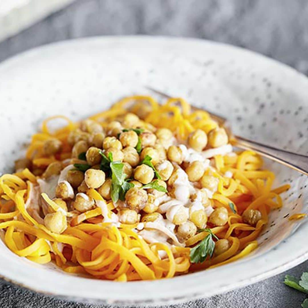 Espaguetis de zanahoria con garbanzos asados