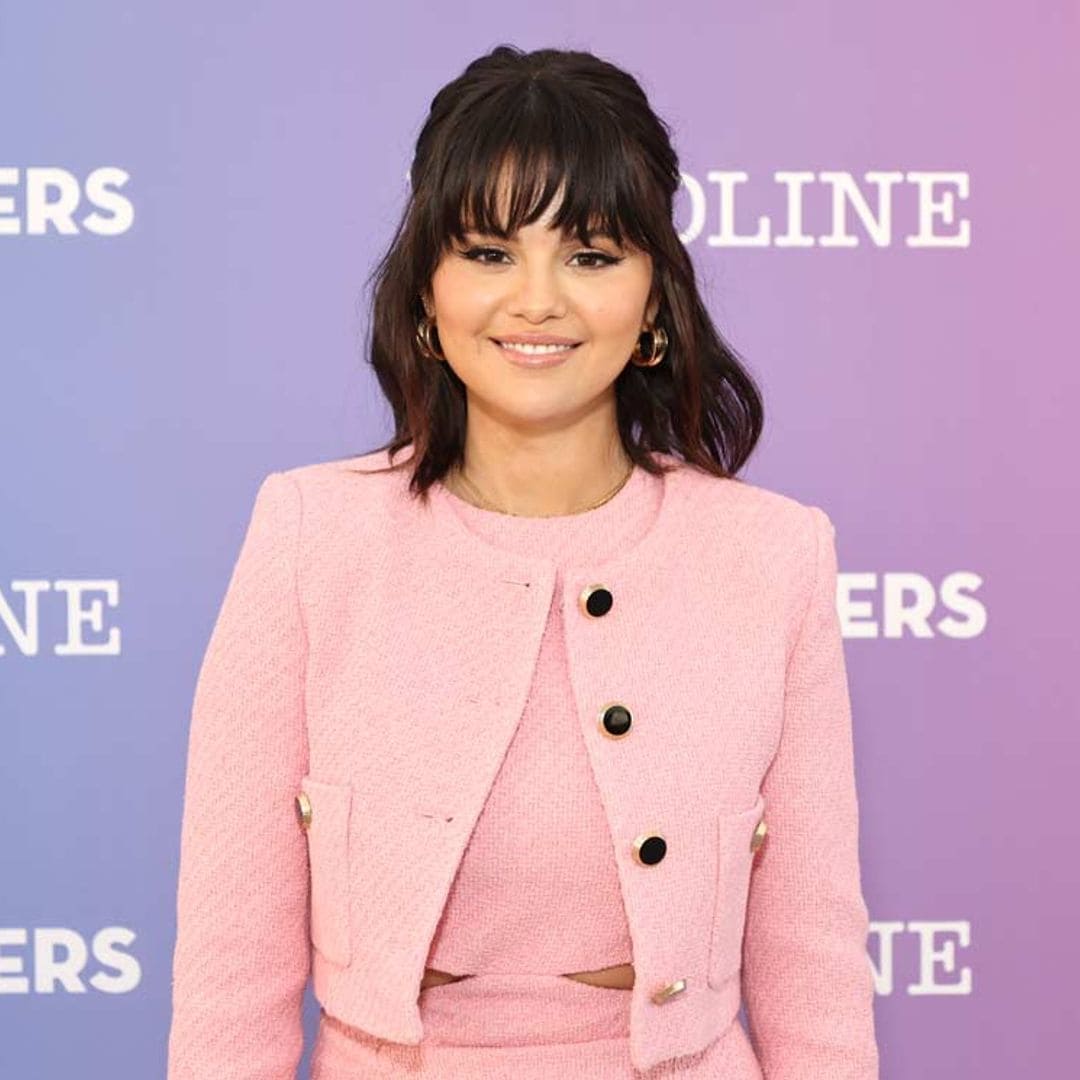 Selena Gomez se rinde a la moda española con el icónico look rosa que adoran las veinteañeras