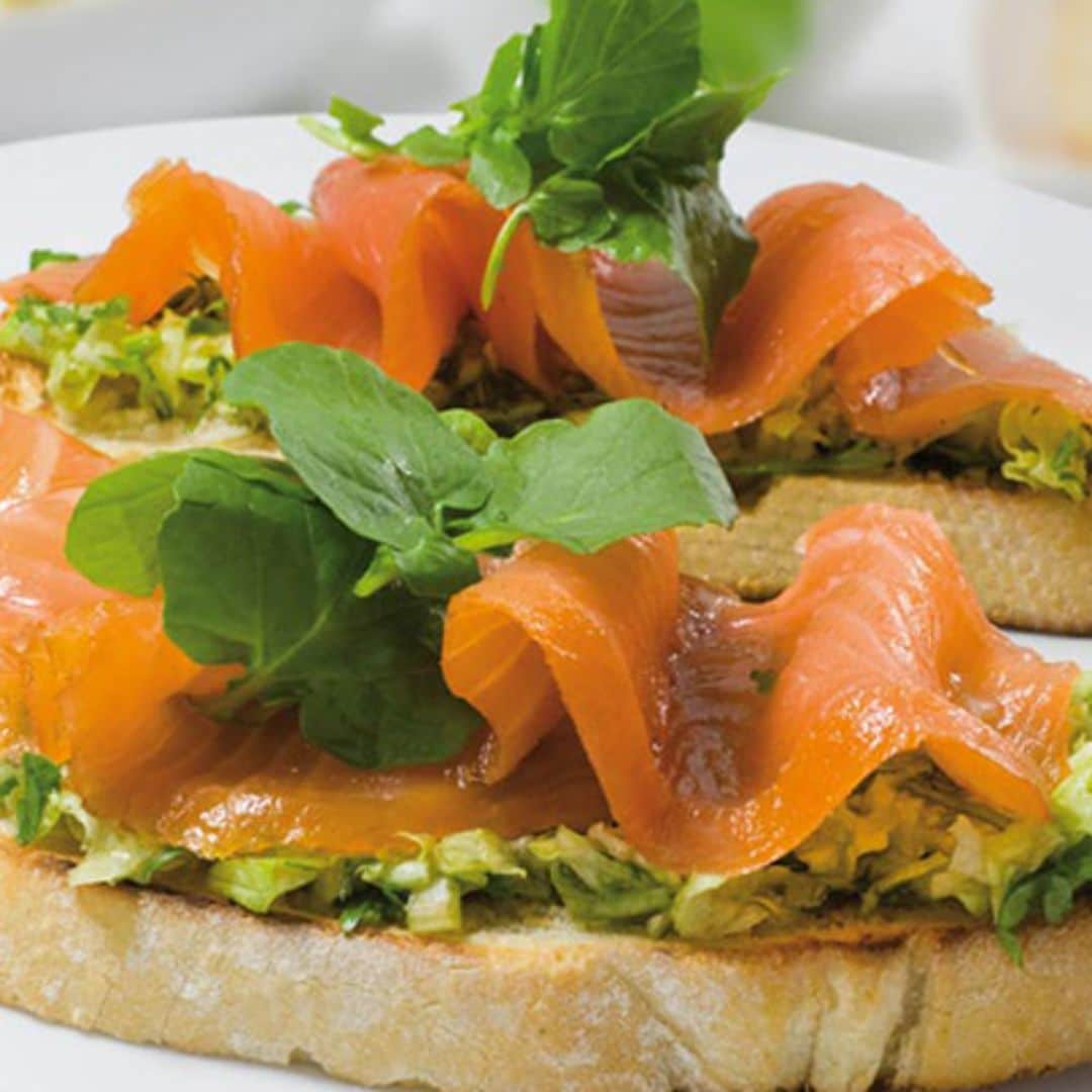 Tostadas de salmón ahumado con lechuga y berros