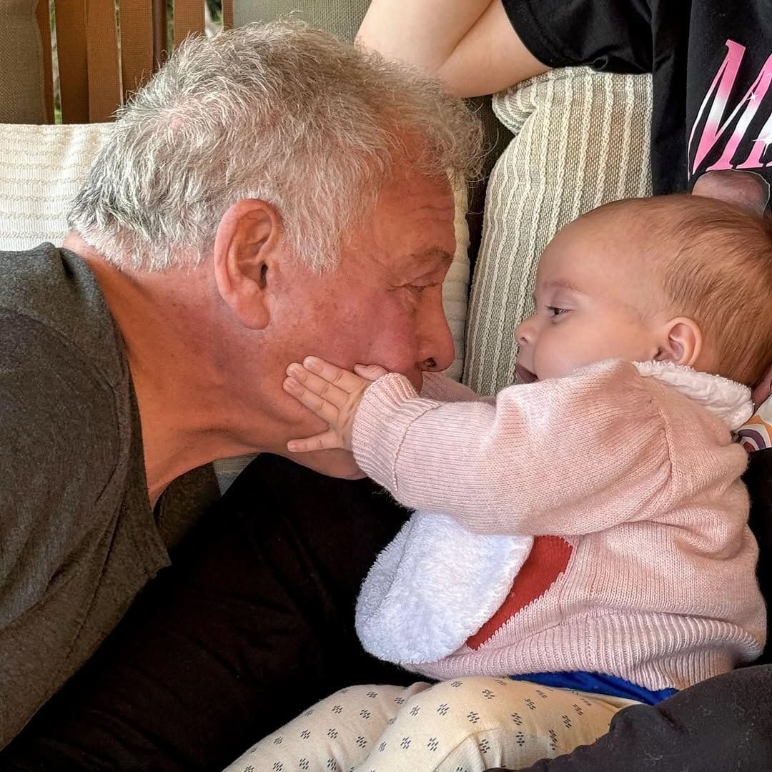 Abdalá de Jordania, como nunca lo habíamos visto, ejerciendo de abuelo con esta entrañable foto con su nieta