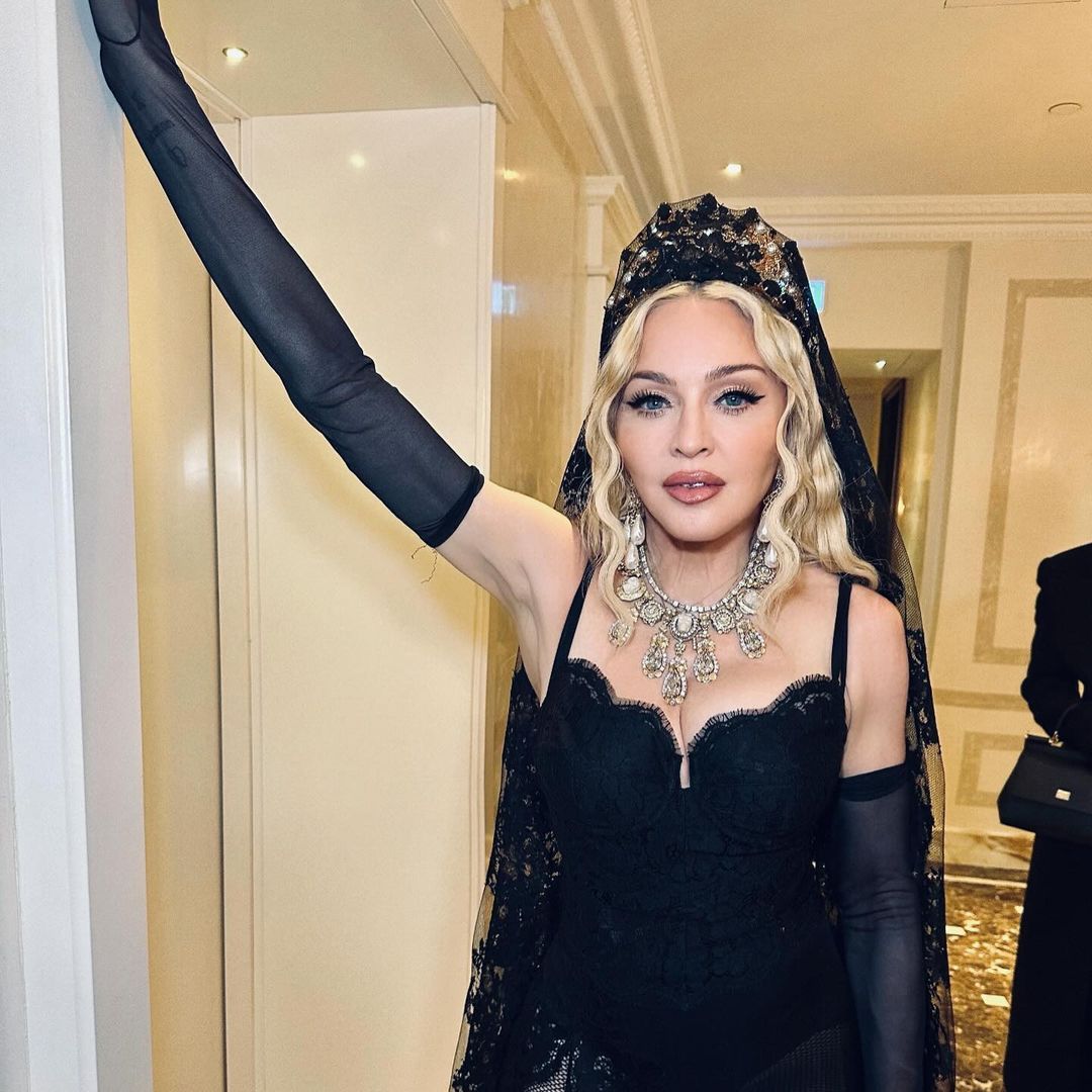 Madonna protagoniza el desfile de una conocida firma italiana con vestido lencero, velo de encaje y maxicorona