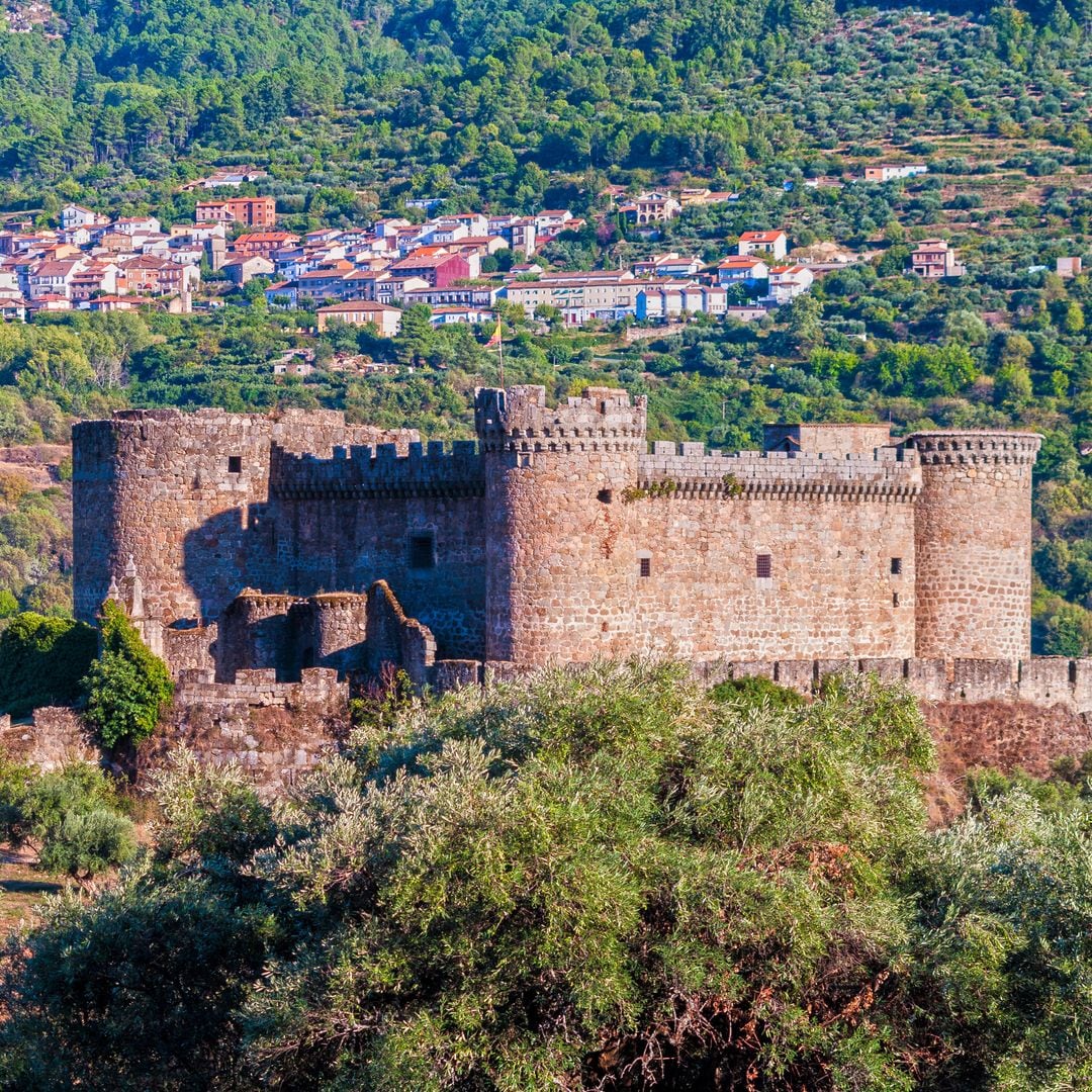 Castillo de Mombeltrán con Santa Cruz del Valle al fondo. Barranco de las Cinco Villas, Valle del Tiétar, Ávila