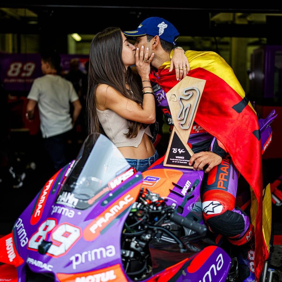 Las lágrimas de María Monfort, novia de Jorge Martín, tras proclamarse el piloto campeón del mundo de MotoGP