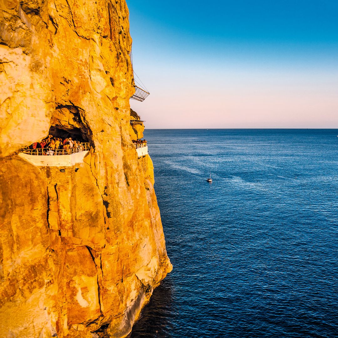 Atardecer desde la impresionante cueva d'en Xoroi en Menorca