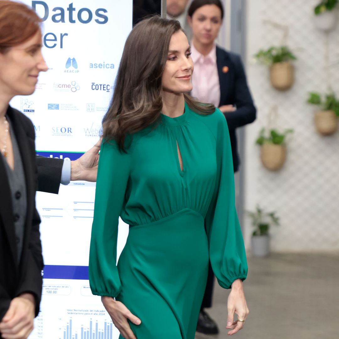 La reina Letizia vuelve a apostar por el color al rescatar uno de sus vestidos de invitada más aclamados