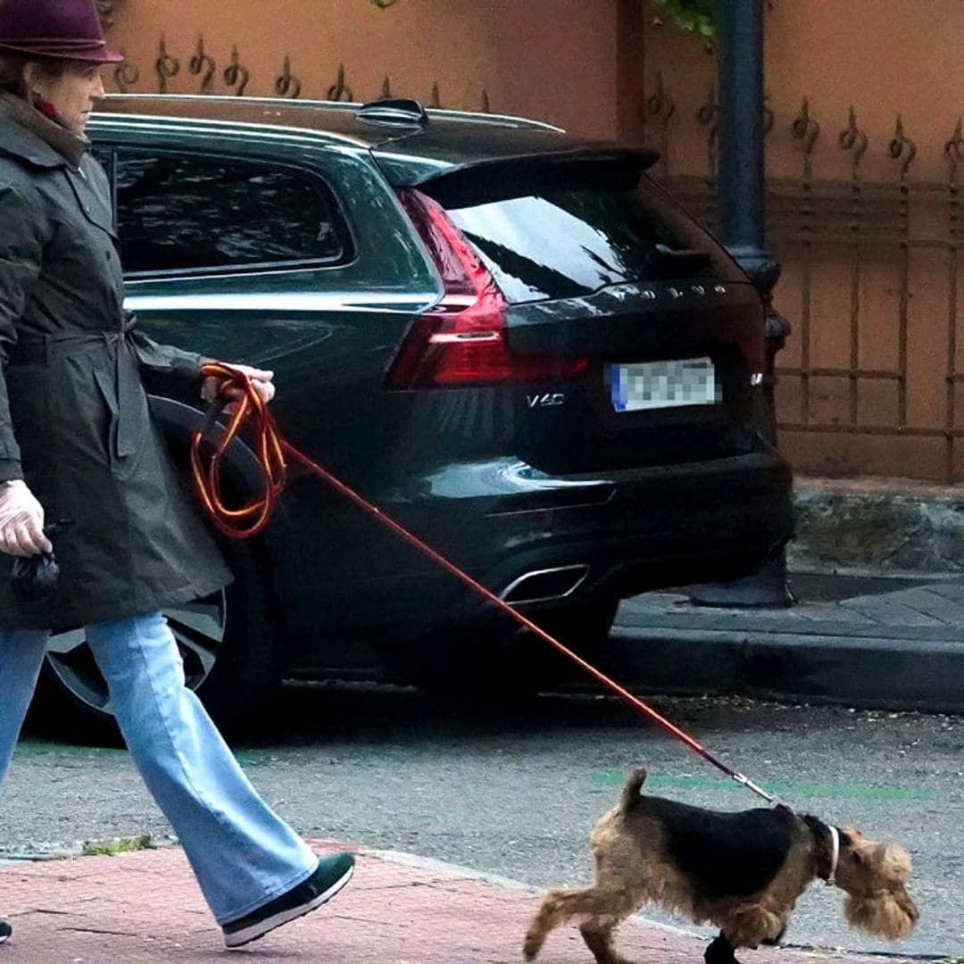 Con guantes, sola y cerca de casa: la infanta Elena cumple con las normas de la cuarentena