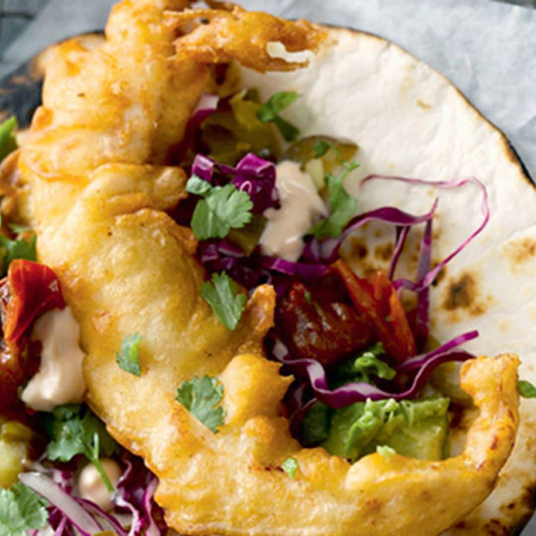 Taco de pijota rebozada con ensalada de tomates asados