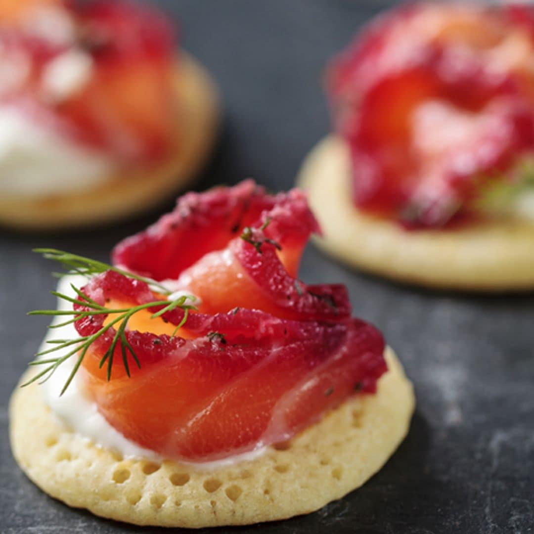 Blinis de salmón y remolacha