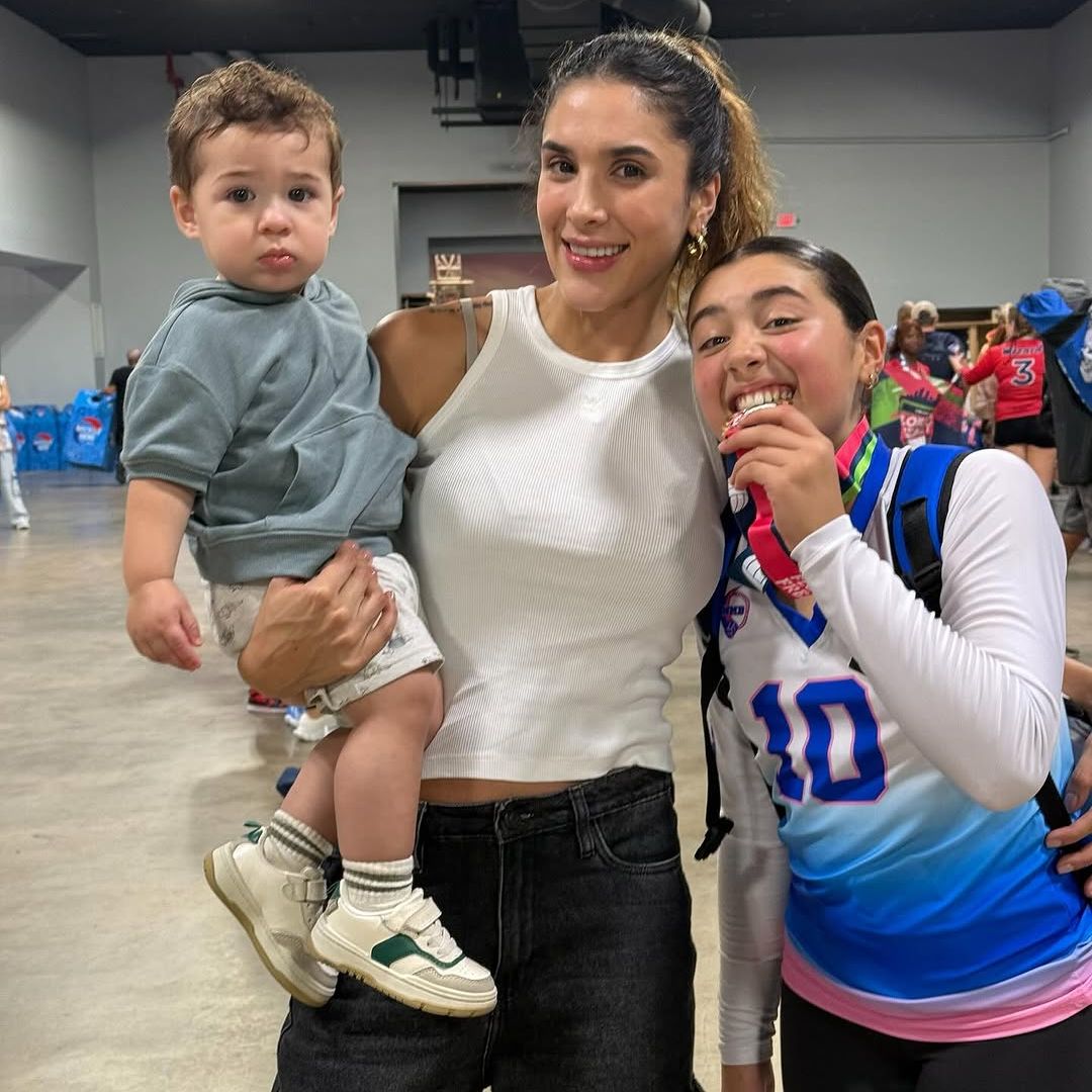 Salomé Rodríguez demuestra que es una talentosa jugadora de voleibol, igual que su mamá, Daniela Ospina