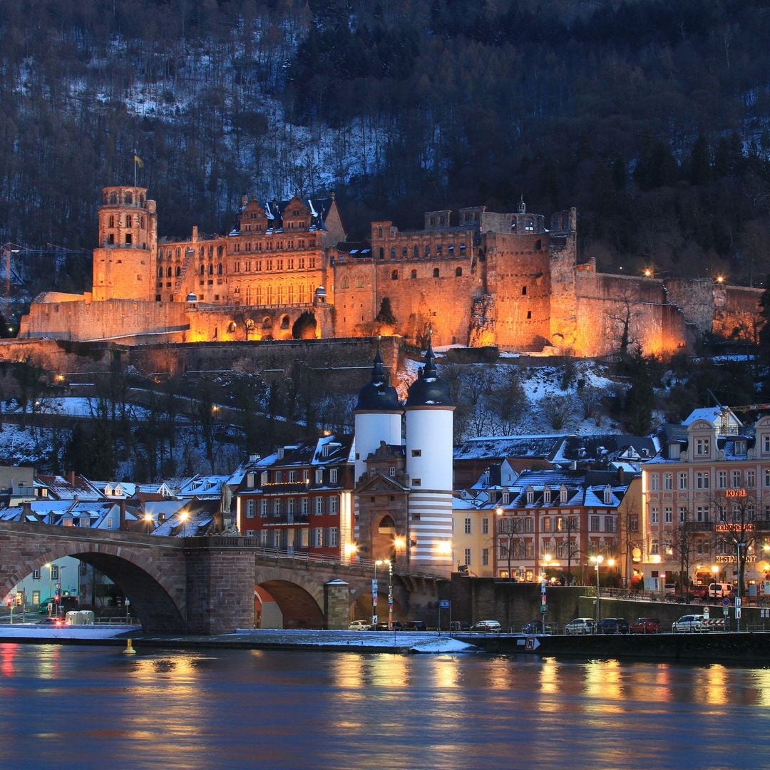 Heidelberg en invierno con el castillo y el puente sobre el río Neckar, Alemania