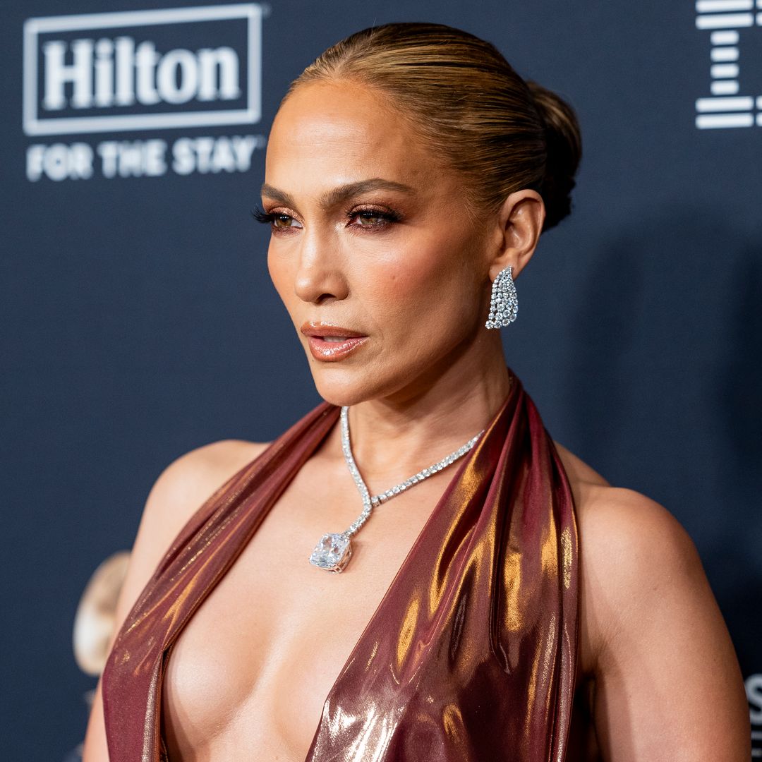 Al ritmo de Shakira, Jennifer Lopez presume su look más sensual en la fiesta preGrammy