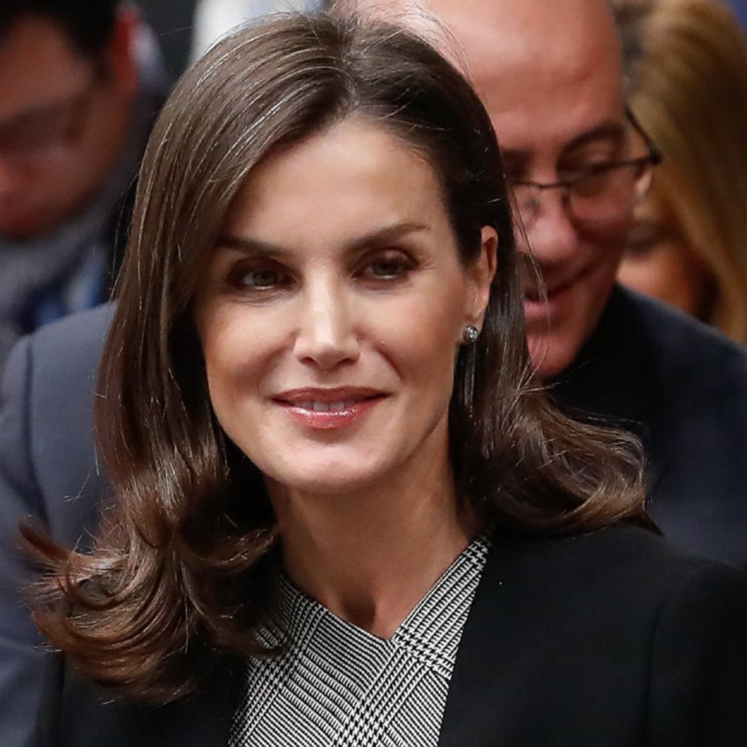 El mensaje que doña Letizia manda al reciclar por quinta vez su capa viral de Zara