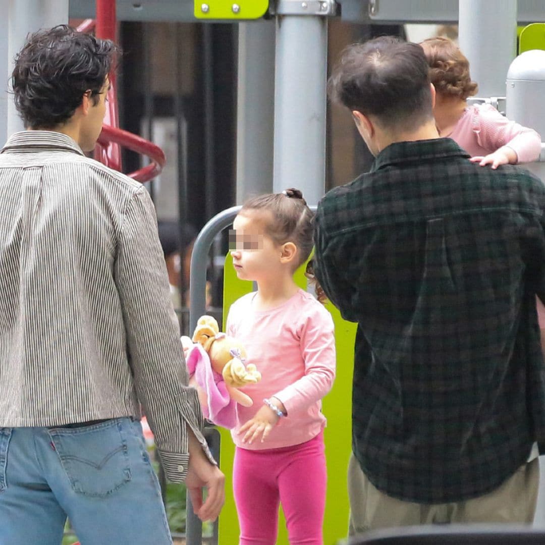 Las imágenes de Joe Jonas con sus hijas en el parque tras llegar a un acuerdo con Sophie Turner