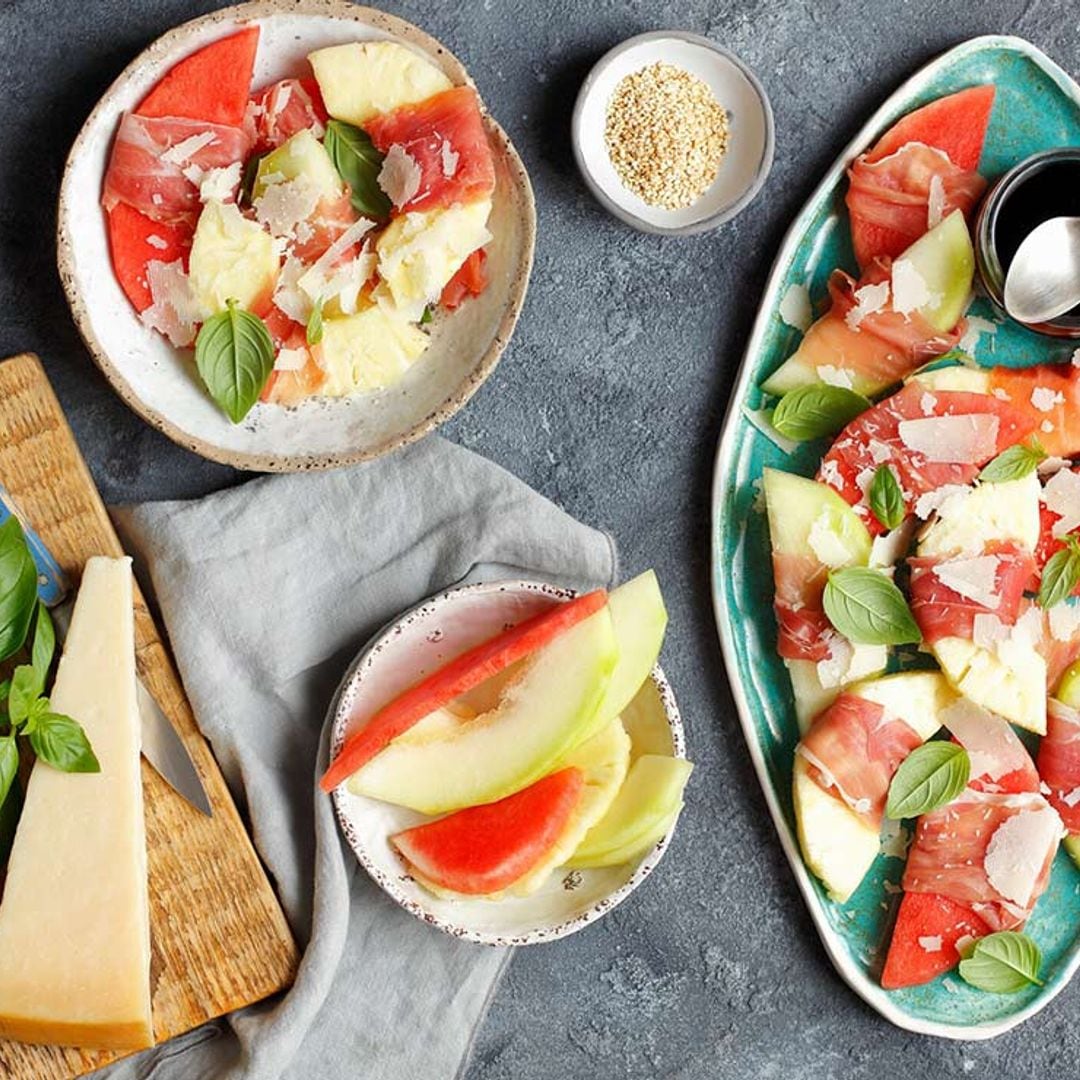 Ensalada de fruta de verano con parmesano y jamón de Parma