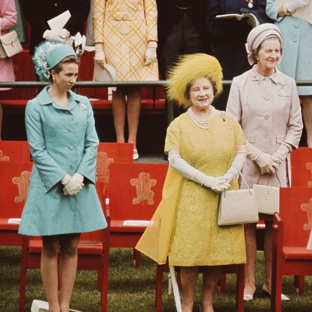 Investidura del príncipe de Gales el 1 de julio de 1969 en el Castillo de Caernarfon. En la imagen están la princesa Ana, la reina Madre, la princesa Margarita y Antony, conde de Snowdon