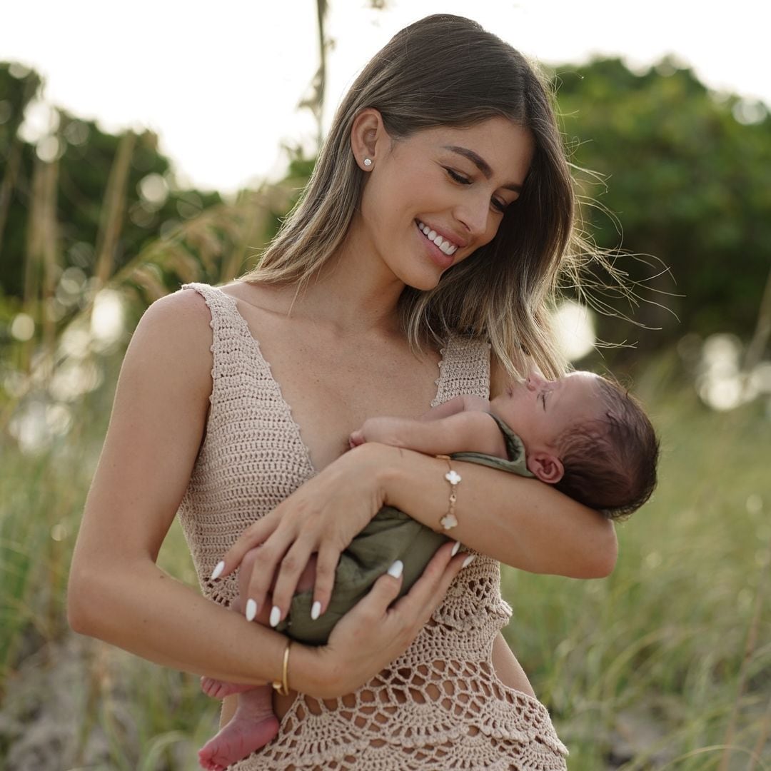 Cydney Moreau celebra el primer mes de su bebé con una foto inédita del niño y su papá