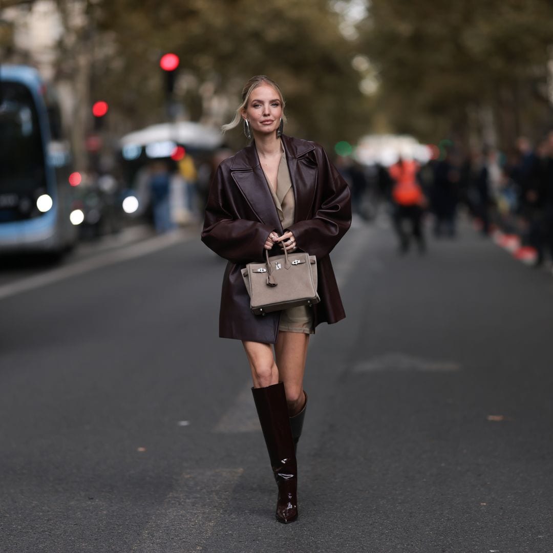 Con vaqueros, falda 'midi' o vestido 'boho': cómo combina nuestra estilista las botas altas este invierno