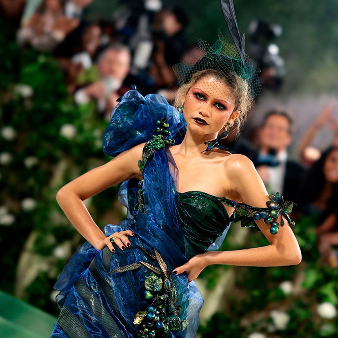 Zendaya impacta con un impresionante vestido sirena y tocado de plumas en la MET Gala