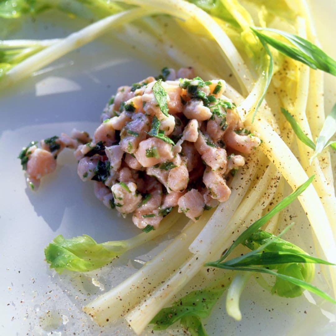 Tartar de salmón con ensalada de apio