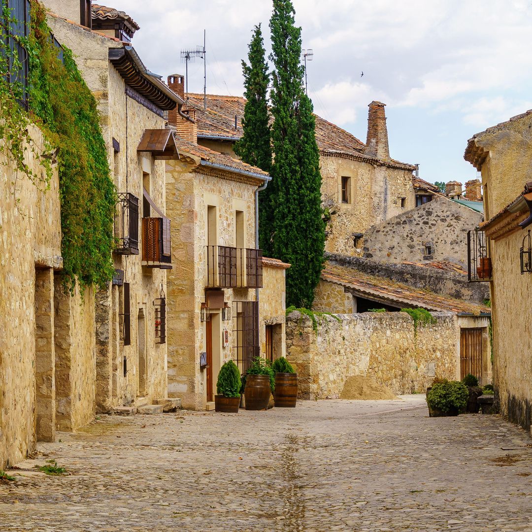 Calles de Pedraza, uno de los pueblos más bonitos de España para una escapada