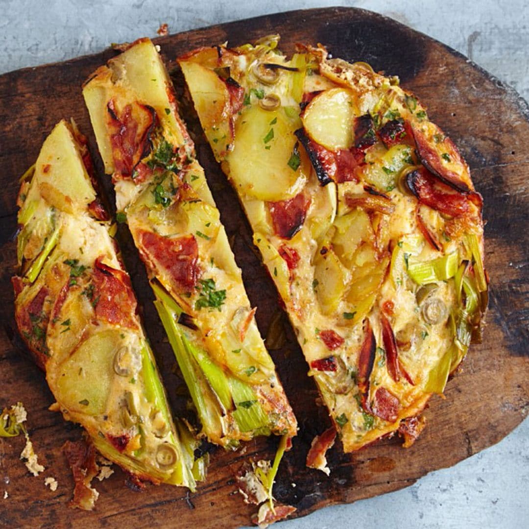 Tortilla de chorizo, puerro, tomate seco y aceitunas