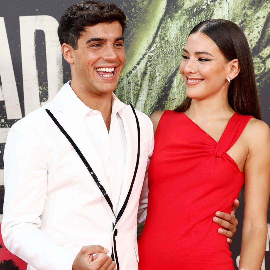 Del encuentro de Óscar Casas, su novia y su ex al vestido con mensaje: los momentazos del debut de Mario Casas como director