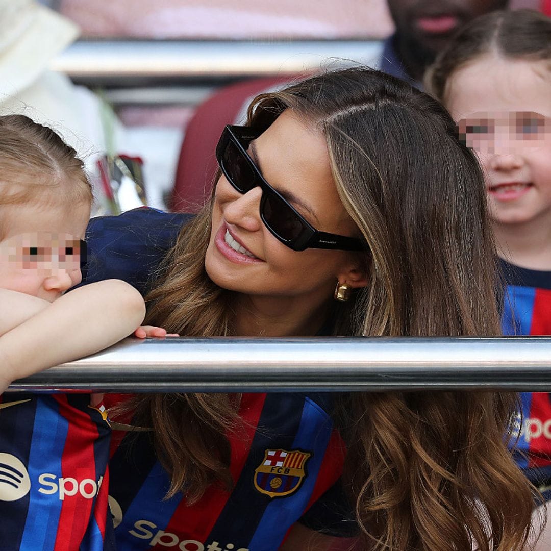 Anna Lewandoswka y sus hijas acaparan todas las miradas en el Camp Nou