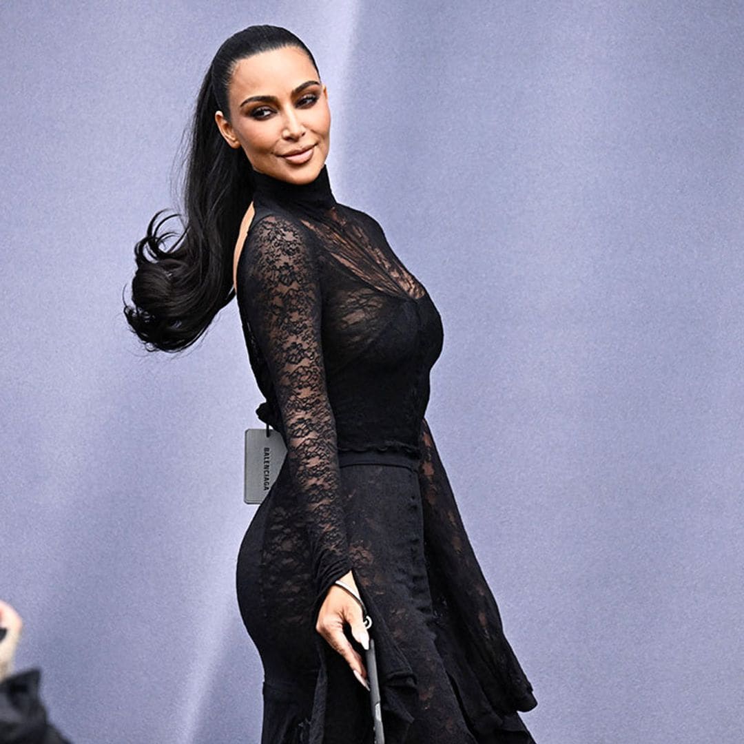 ¿Desliz o estrategia de marketing? Kim Kardashian posa con la etiqueta de su vestido aún colgada
