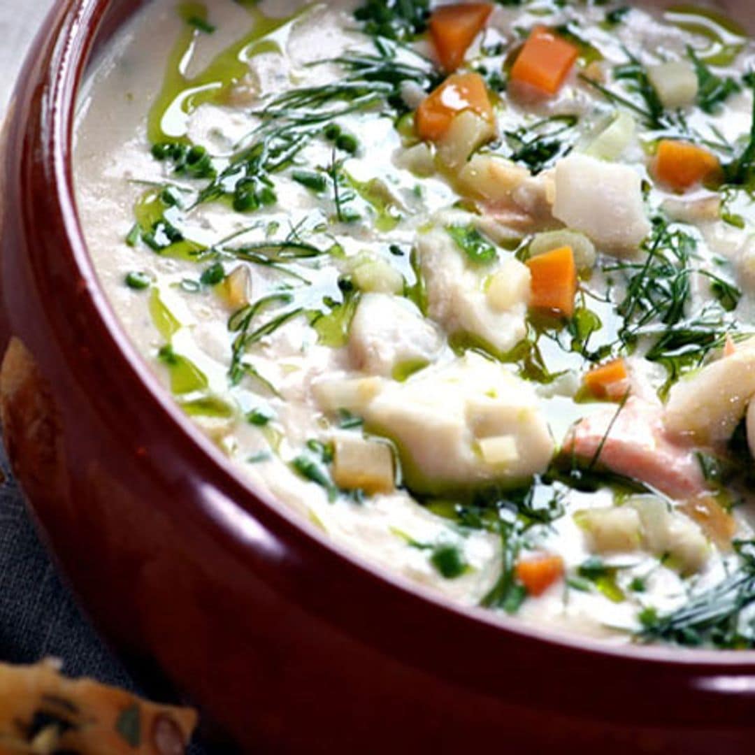 Bacalao en sopa cremosa con hortalizas