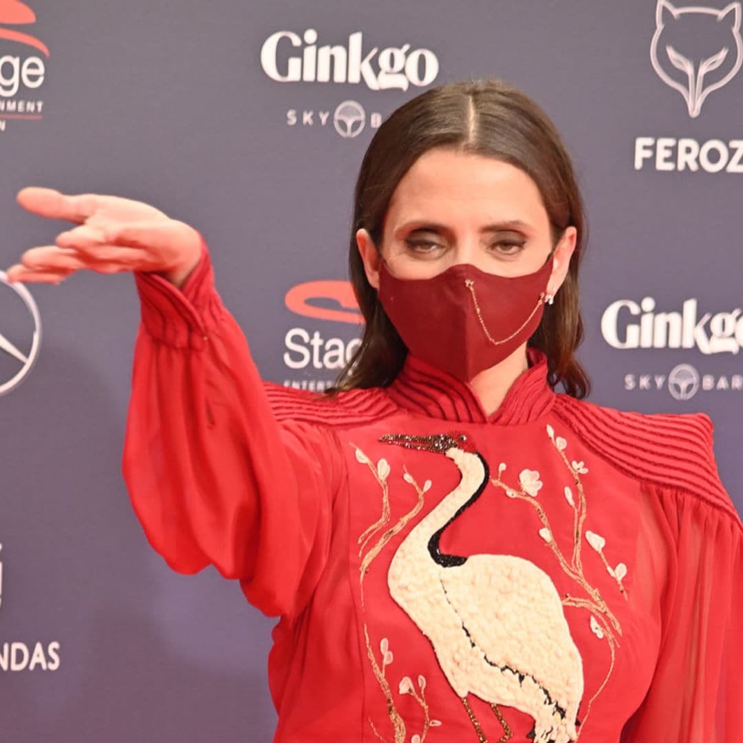 Macarena Gómez acierta en los Premios Feroz con un vestido amapola predestinado a esta noche