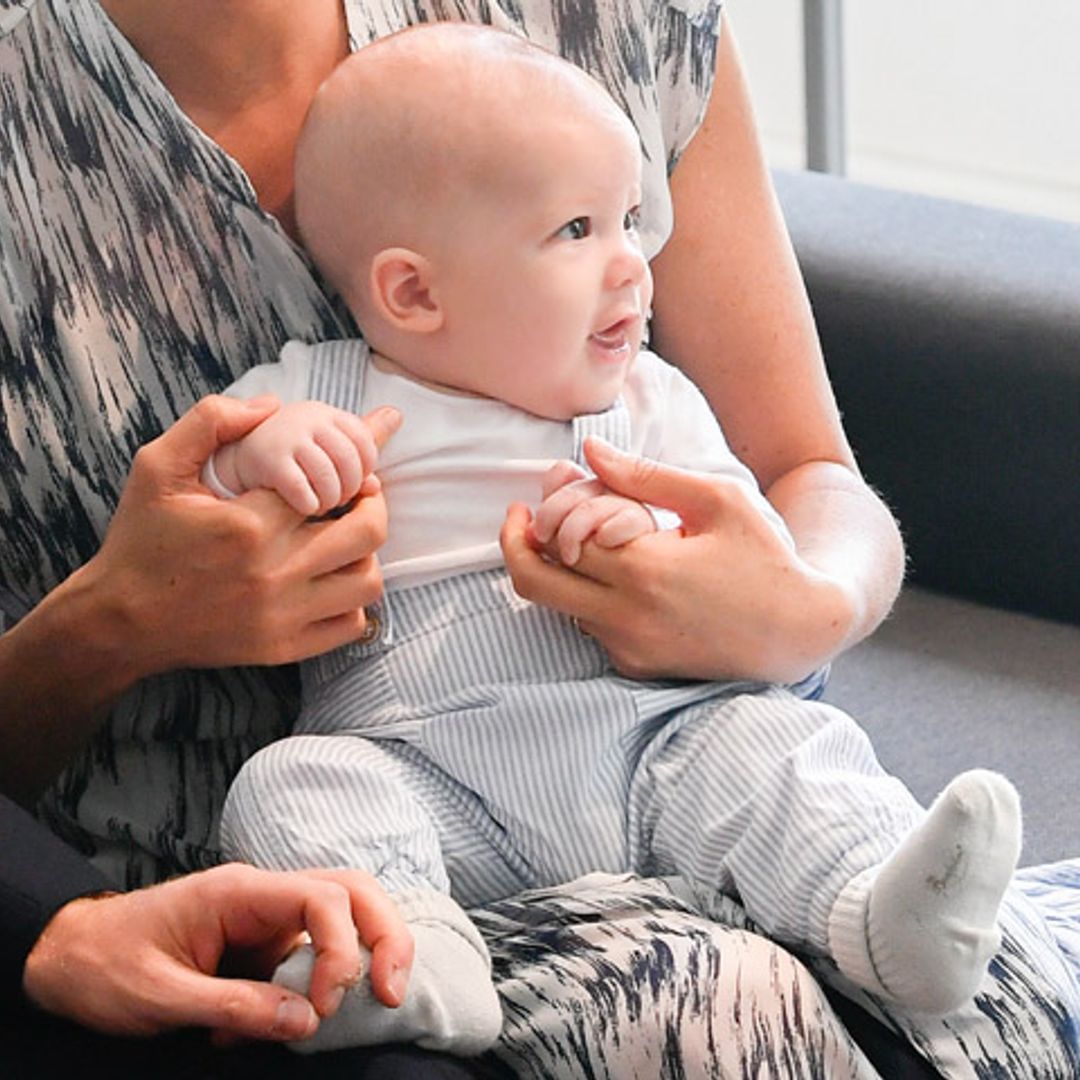 El pequeño Archie luce en su debut oficial un peto de 10 euros que apoya la moda sostenible