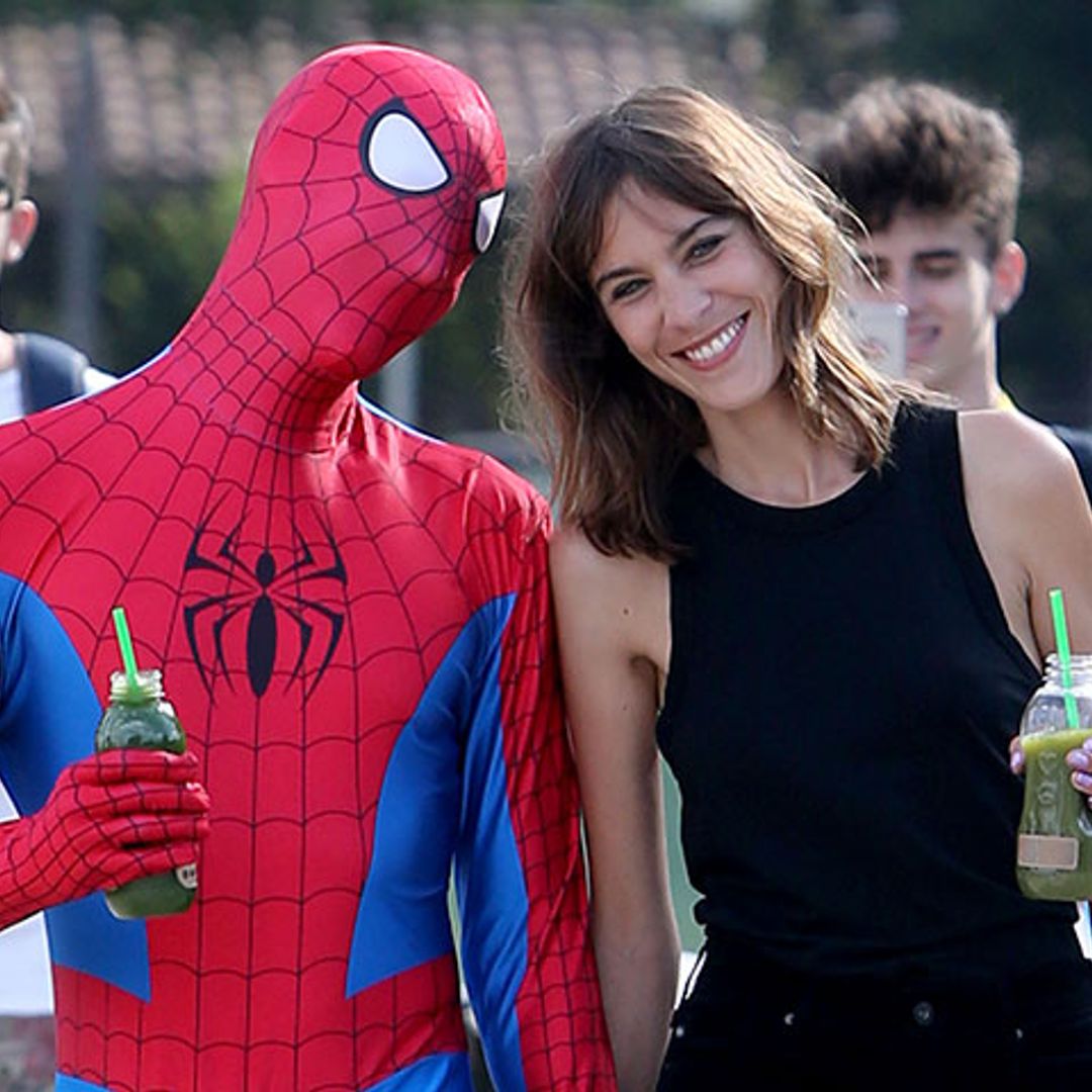 Alexa Chung protagoniza un ‘romántico paseo’ con Spiderman