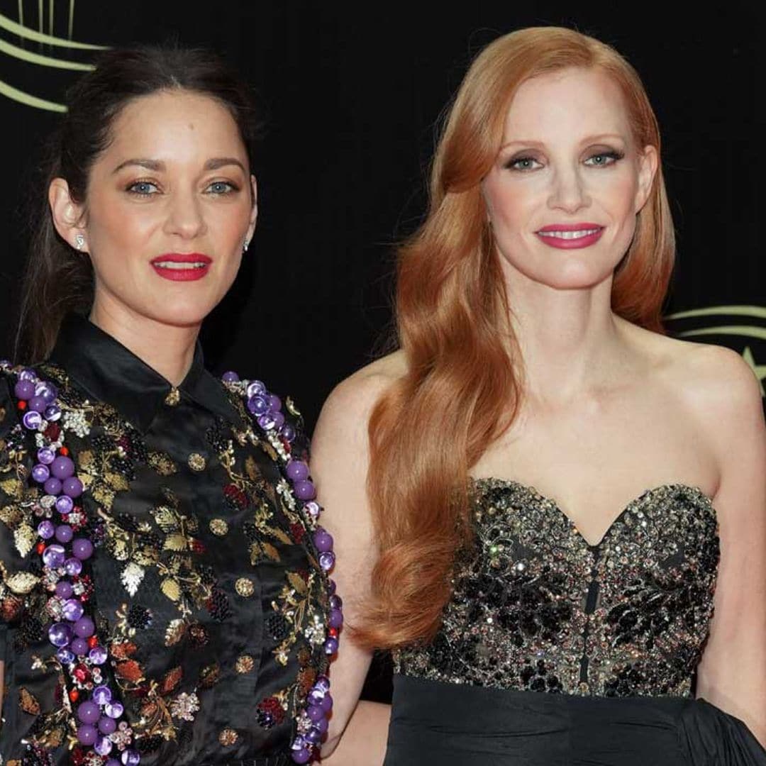 Marion Cotillard y Jessica Chastain deslumbran en el Festival de Cine de Marrakech con el pantalón y top de brillo como protagonistas