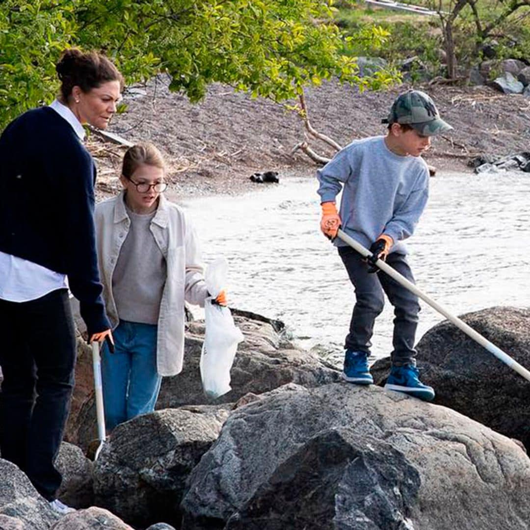 ¡Intrépidos y responsables! Estelle y Oscar de Suecia recogen la basura de la costa ante el orgullo de su madre