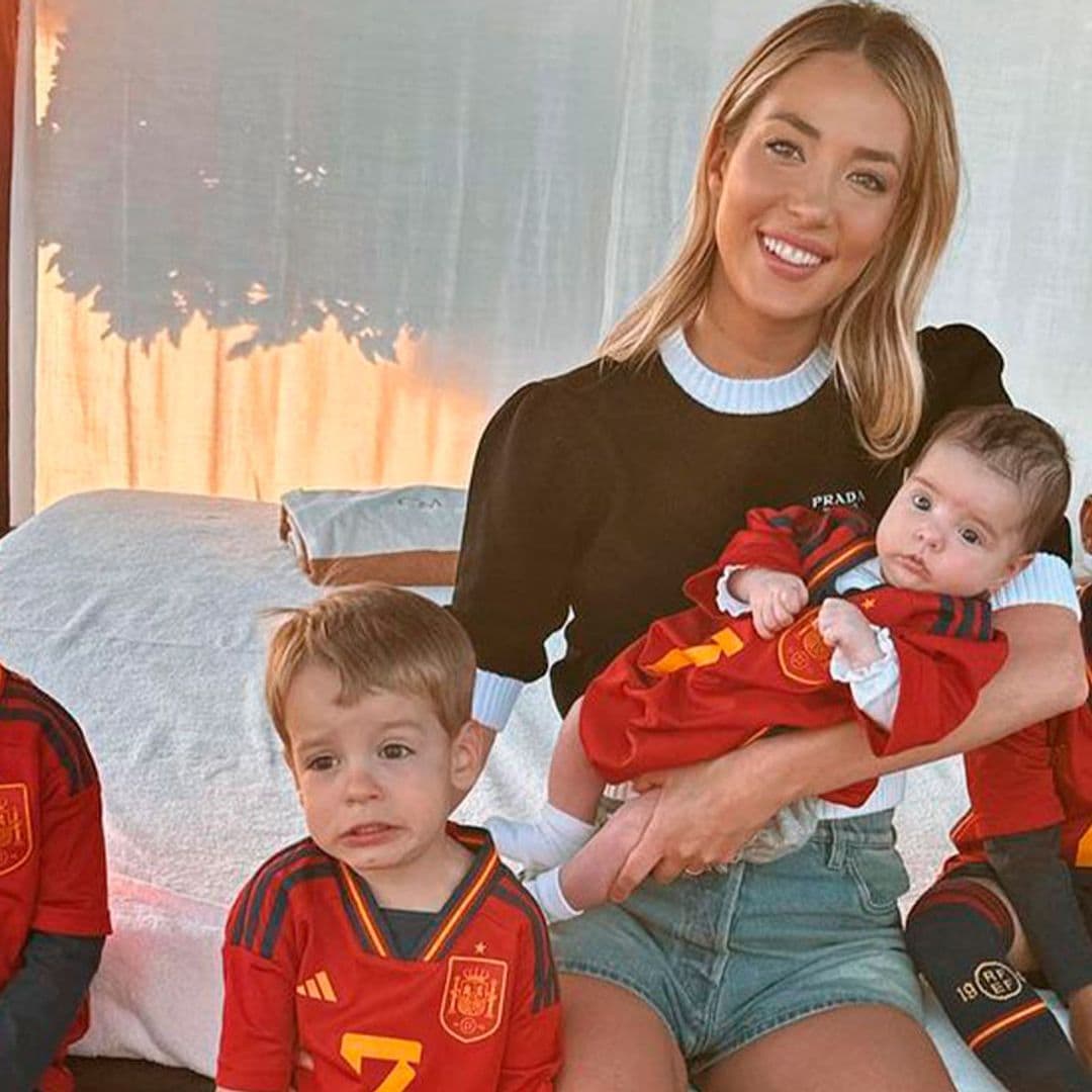 El posado más simpático de Alice Campello con sus cuatro hijos animando a 'La Roja' y a papá Morata