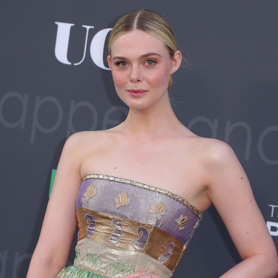 Elle Fanning sigue los pasos de Zendaya y nos enamora con un espectacular traje multicolor 'vintage'