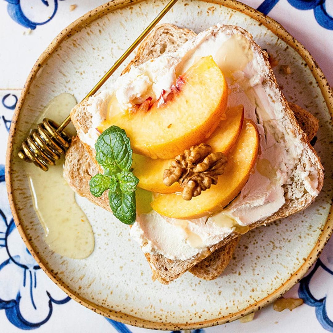 Tostadas con melocotón, queso crema, nueces y miel