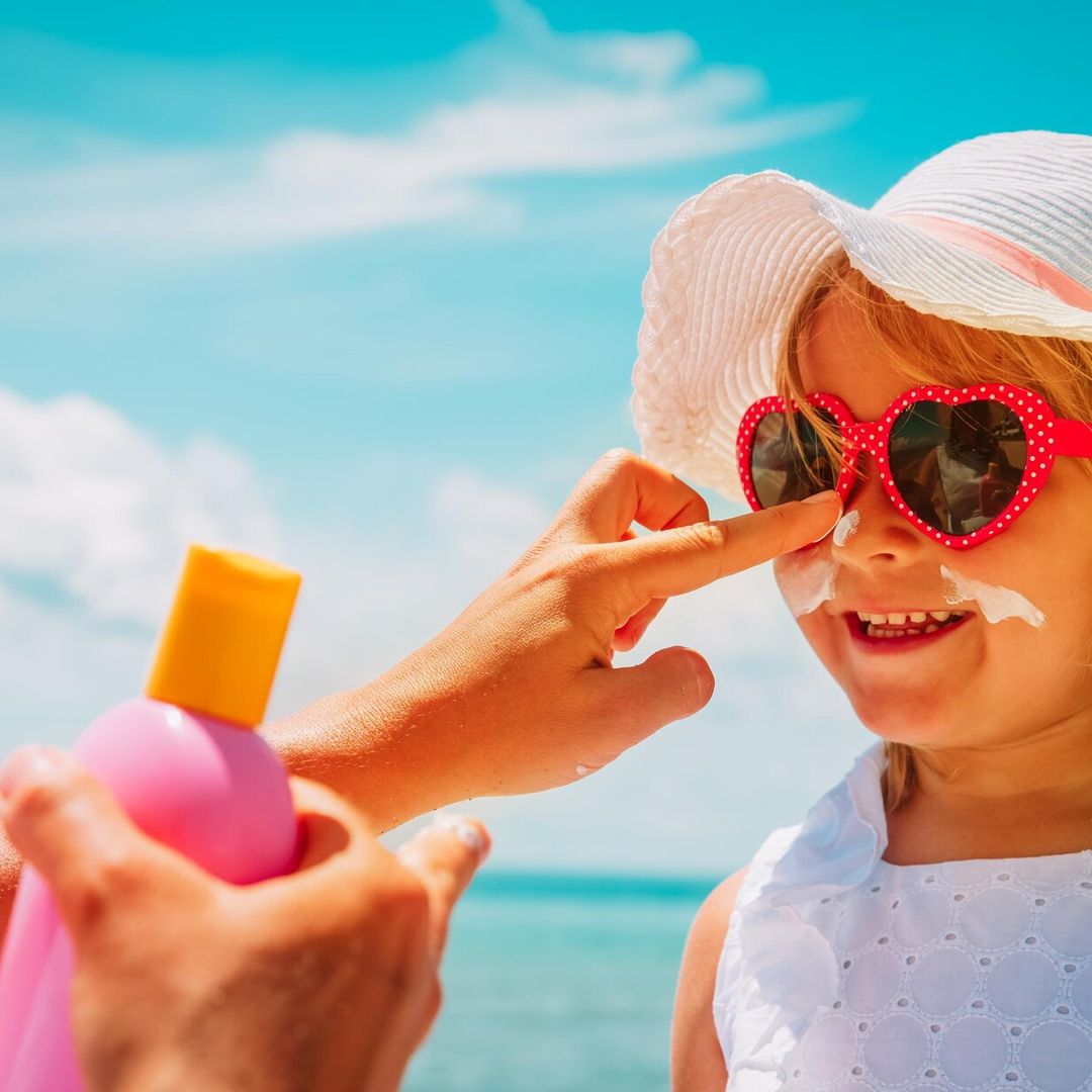 ¿Sabes qué protector solar es el más adecuado para tu hijo?