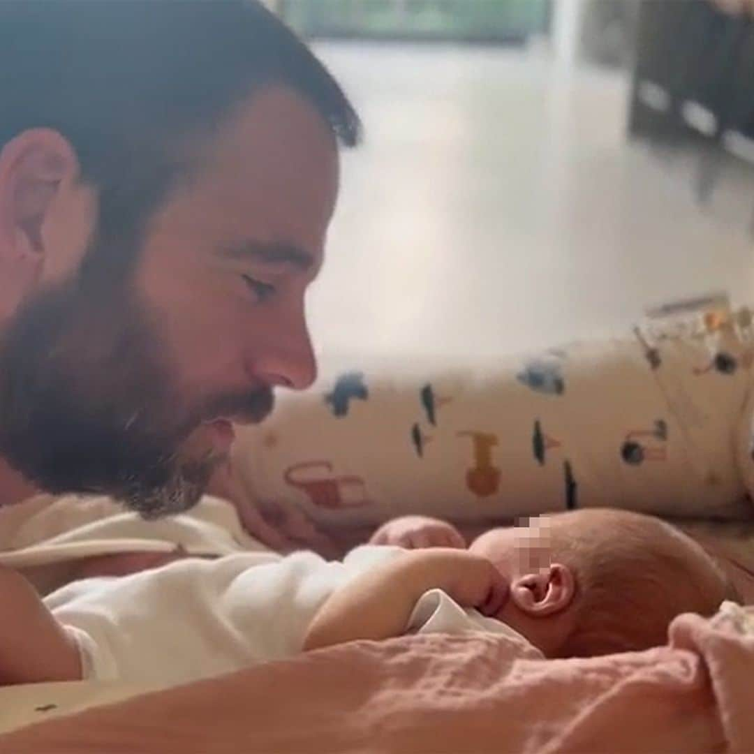 Carles Francino muestra por primera vez a su bebé con un tierno vídeo comiéndoselo a besos