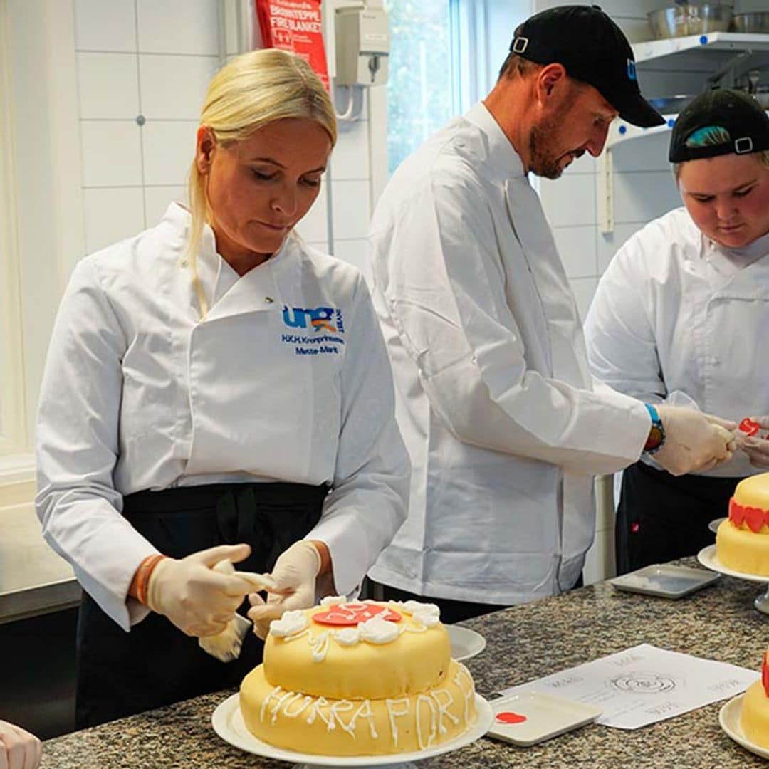 Haakon y Mette- Marit de Noruega celebran su 20º aniversario de boda con dos meses de retraso