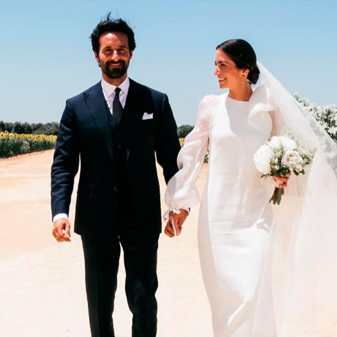 La boda íntima de Cristina, la novia sevillana del vestido 'midi' y los zapatos lilas