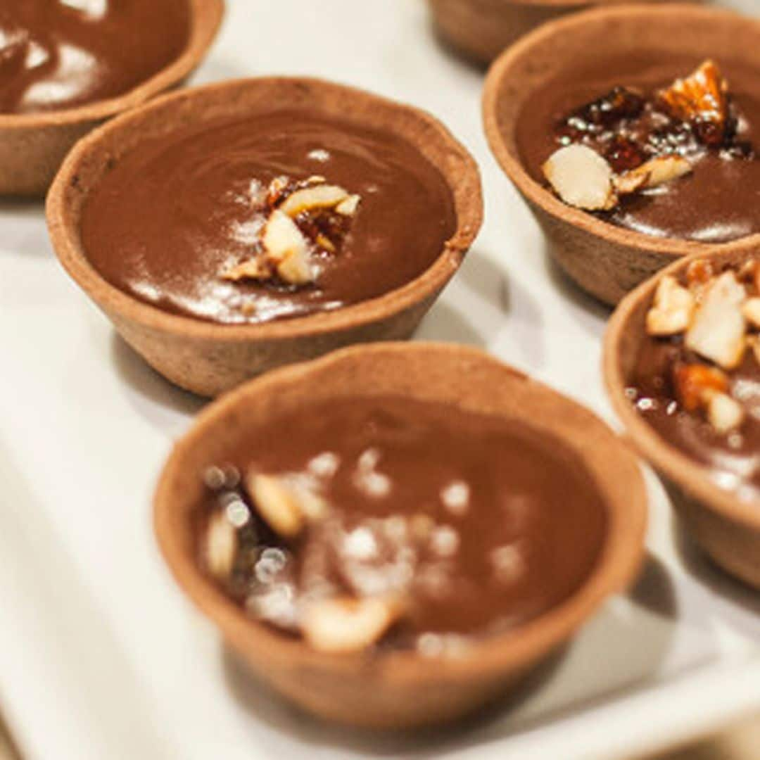 Tartaletas de natillas de chocolate especiadas y almendras