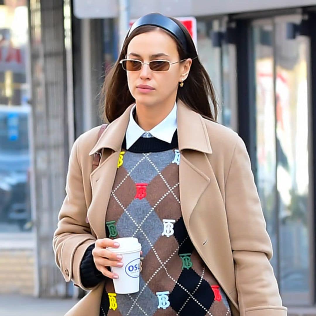 Inspírate en Irina Shayk si buscas un abrigo ligero que te solucione todos los looks del entretiempo